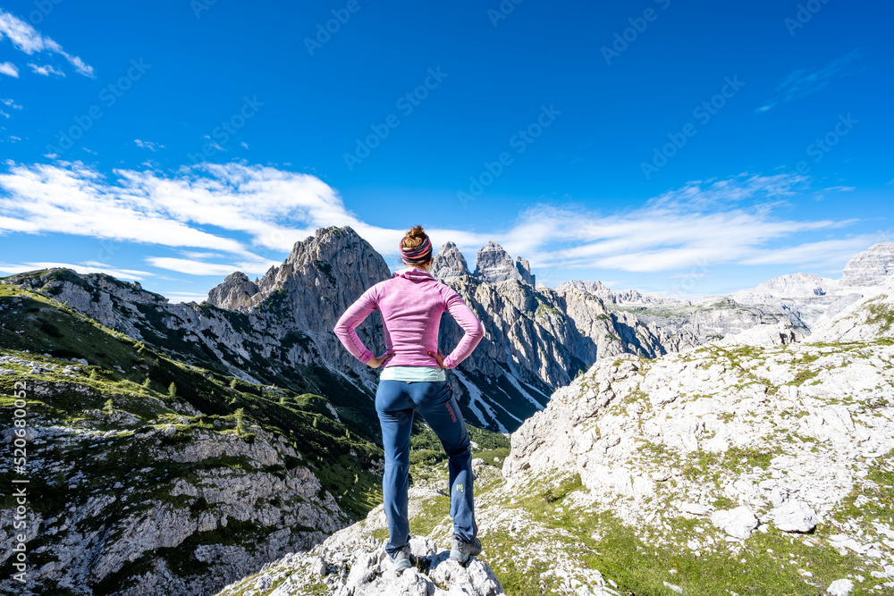 Naklejka premium Wanderin genießt die Aussicht auf die Dolomiten