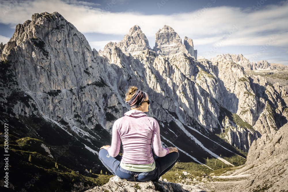 Naklejka premium Wanderin genießt die Aussicht auf die Dolomiten