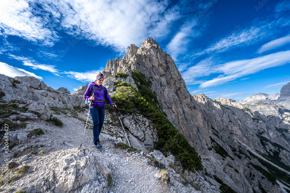 Frau wandert von den Cadini di Misurina zu den Drei Zinnen Frau wandert von den Cadini di Misurina zu den Drei Zinnen