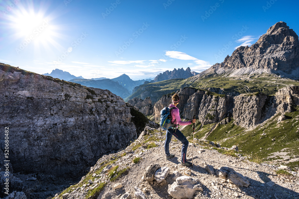 Fototapeta premium Wanderin genießt den Ausblick auf die Drei Zinnen