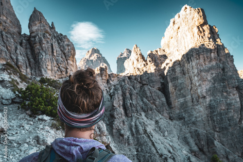 Wanderin genießt den Ausblick  auf die Drei Zinnen photo