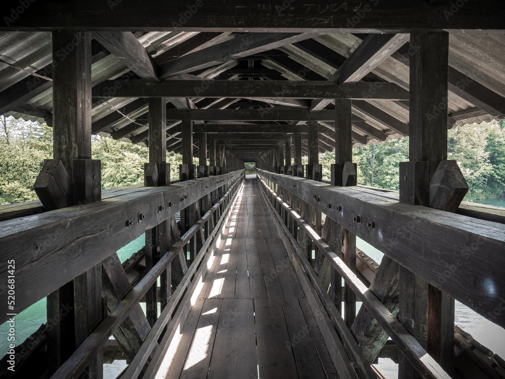 Obraz premium An old wooden bridge with straight lines