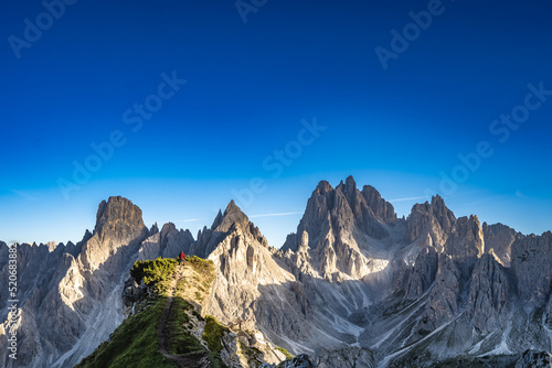 Junger Mann rennt auf atemberaubenden Aussichtspunkt in den Dolomiten