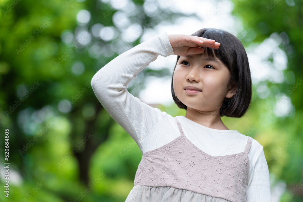 公園を散歩する女の子 公園を散歩する女の子