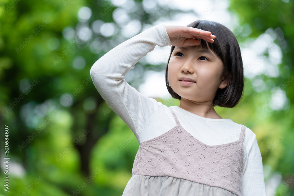 公園を散歩する女の子 公園を散歩する女の子