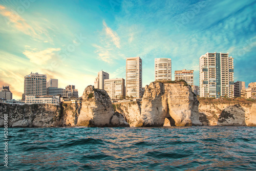 Photographie Beautiful view of the Pigeon Rocks on the promenade in the center of Beirut, Leb