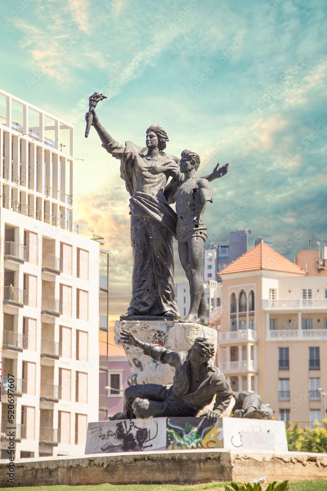 Fototapeta premium Beautiful view of the Martyrs' Monument and the Muhammad Al-Amin Mosque in the center of Beirut, Lebanon