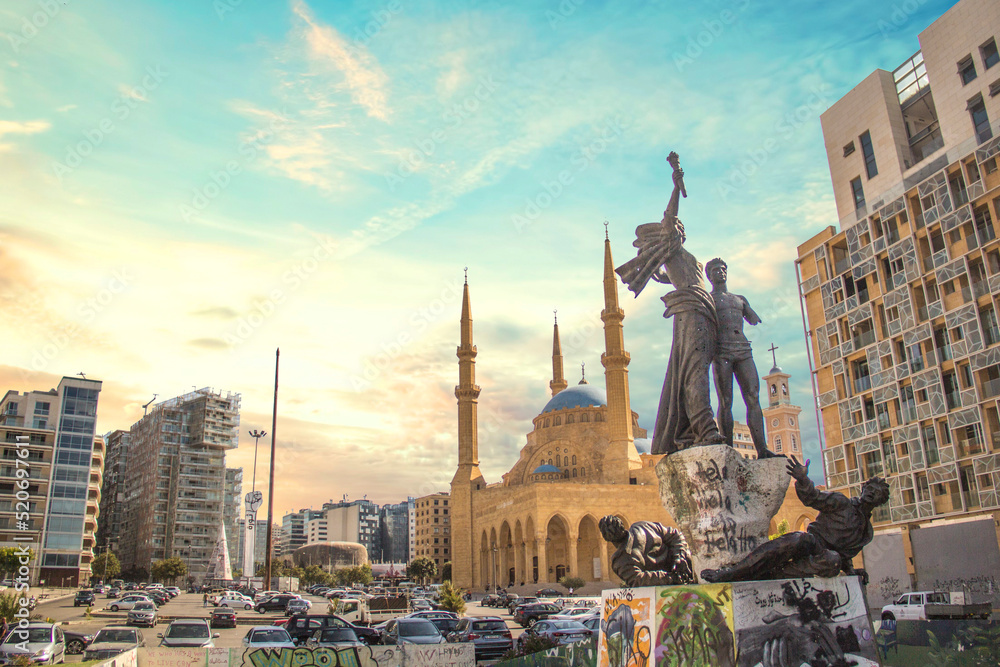 Fototapeta premium Beautiful view of the Martyrs' Monument and the Muhammad Al-Amin Mosque in the center of Beirut, Lebanon
