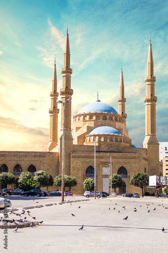 Obraz premium Beautiful view of Mohammad Al-Amin Mosque and Downtown Beirut, Lebanon