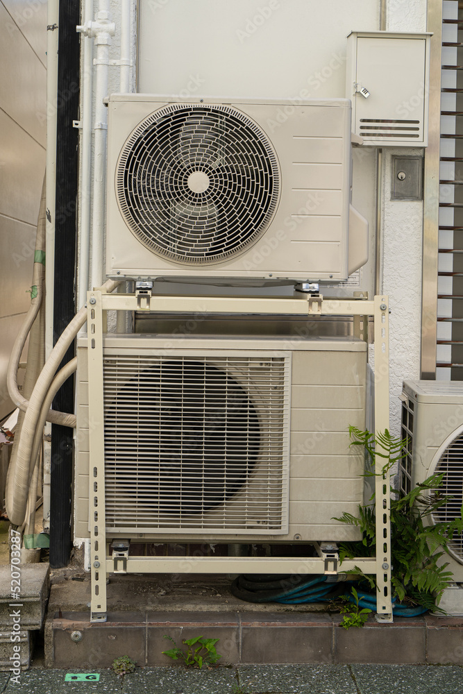 上下に並ぶエアコンの室外機 上下に並ぶエアコンの室外機