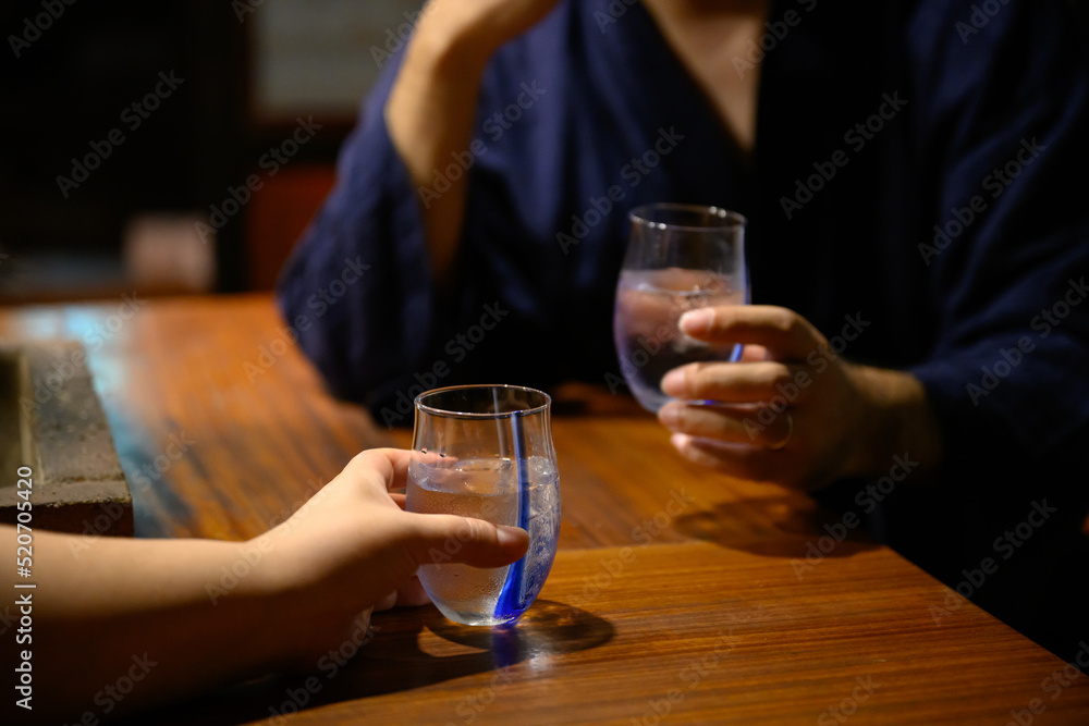 Couples and couples drinking sake