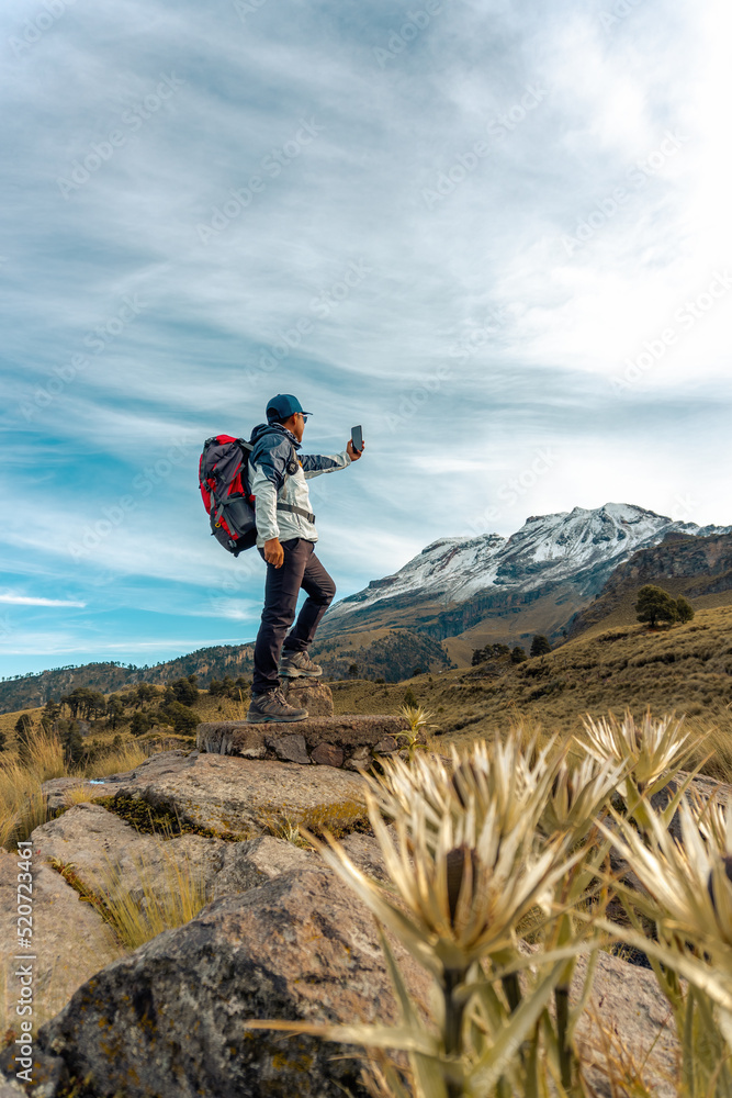 Obraz premium man success selfie on mountain peak