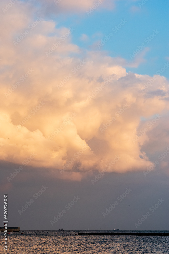 海に浮かぶ大きな雲