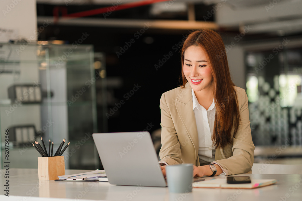 Obraz premium beautiful asian business woman Millennial professional female financial analyst working on financial charts and chart data with laptop in the office.