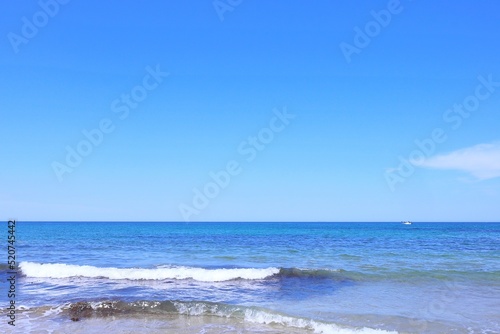 海 青空 砂浜に打ち寄せる波のある美しい海と青い空