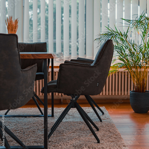 Esstisch aus Holz mit Stühlen in Penthouse Apartment  photo