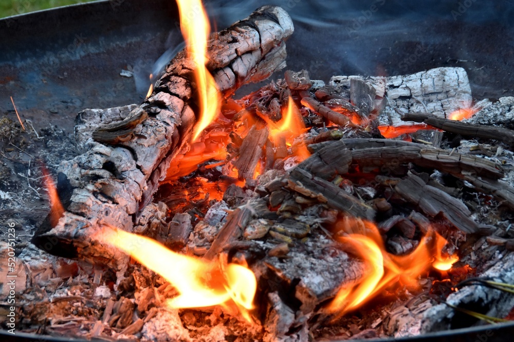 Grillfeuer in einer Feuerschale (Nahaufnahme) Grillfeuer in einer Feuerschale (Nahaufnahme)