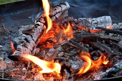 Grillfeuer in einer Feuerschale (Nahaufnahme)