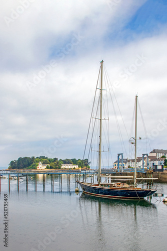 Douarnenez. Voilier amarr      Port-Rhu face    l ile Tristan. Finist  re. Bretagne