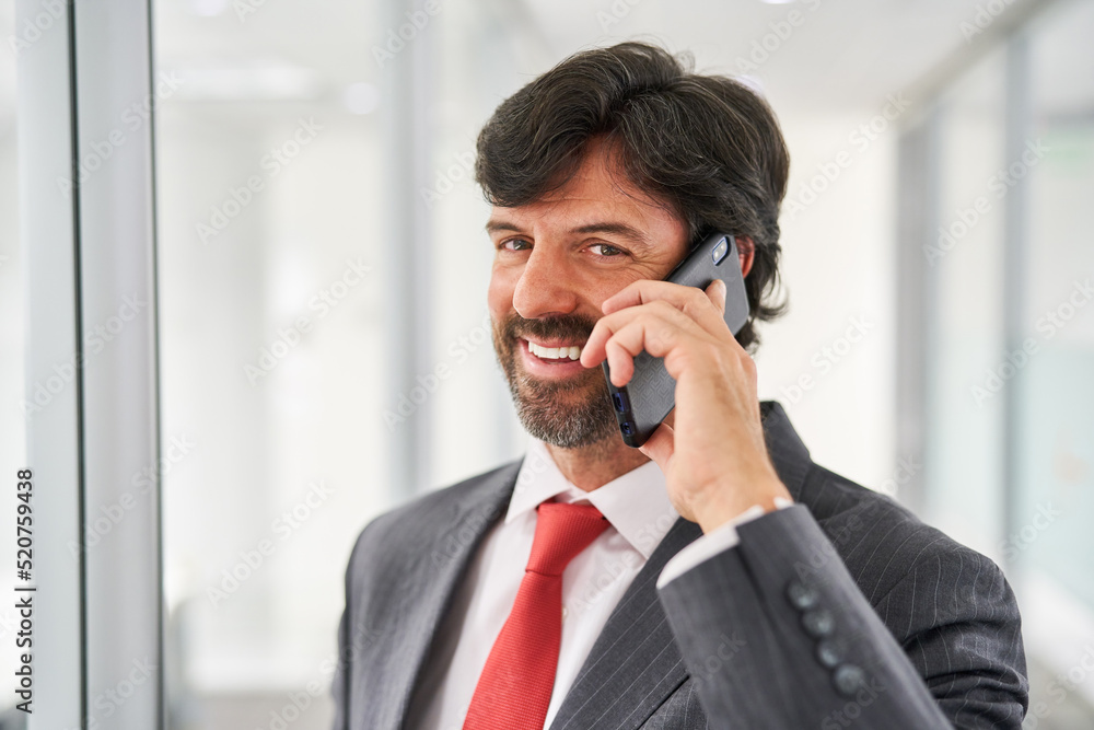 Manager or consultant uses the cell phone to make calls Manager or consultant uses the cell phone to make calls