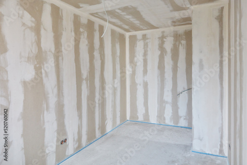 Filler work on the wall and ceiling in a room with a corner