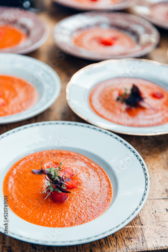 Mehrere Teller von einem vorbereiteten Menü, Vorspeise, rote Suppe  © Ines