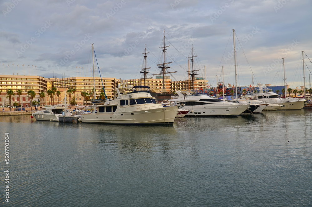 Fototapeta premium View of Alicante marina