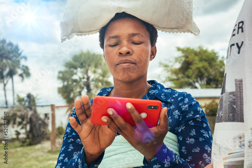 Konstfotografi african woman using a phone