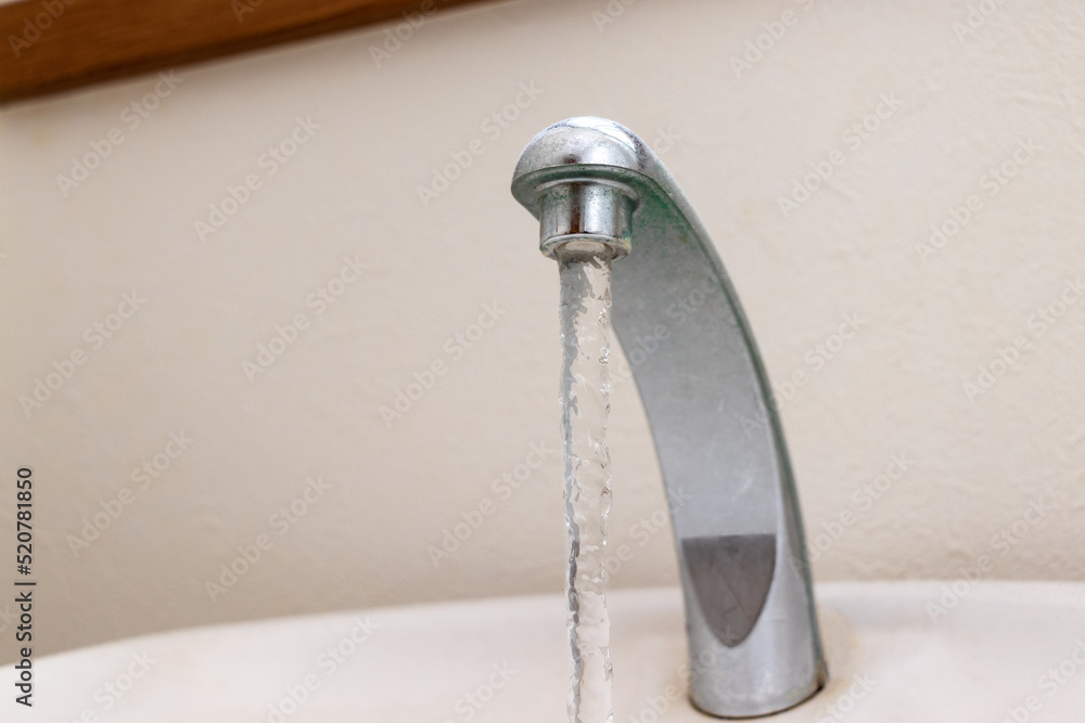 手洗い場の蛇口から流れ出る水