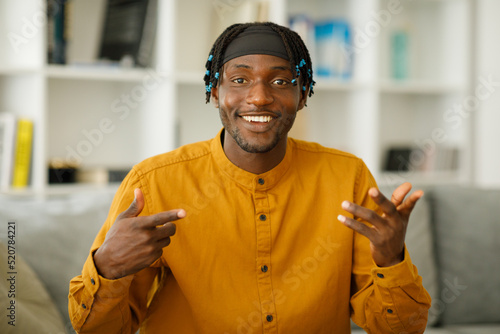 Cuadro en lienzo Portrait of a black man who gesticulates and talks to the camera, communicates v