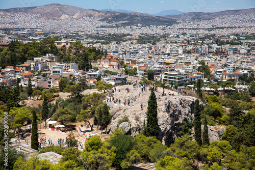 General view of Athens. View of the city on a sunny day with tourists from the Acropolis. Greece, July 2022. © Vincent Wartner