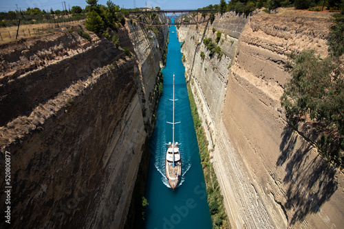 Φωτογραφία Boat in the canal of Corinth