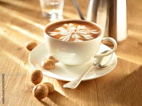 Milchkaffeetasse mit Milchschaumblüte