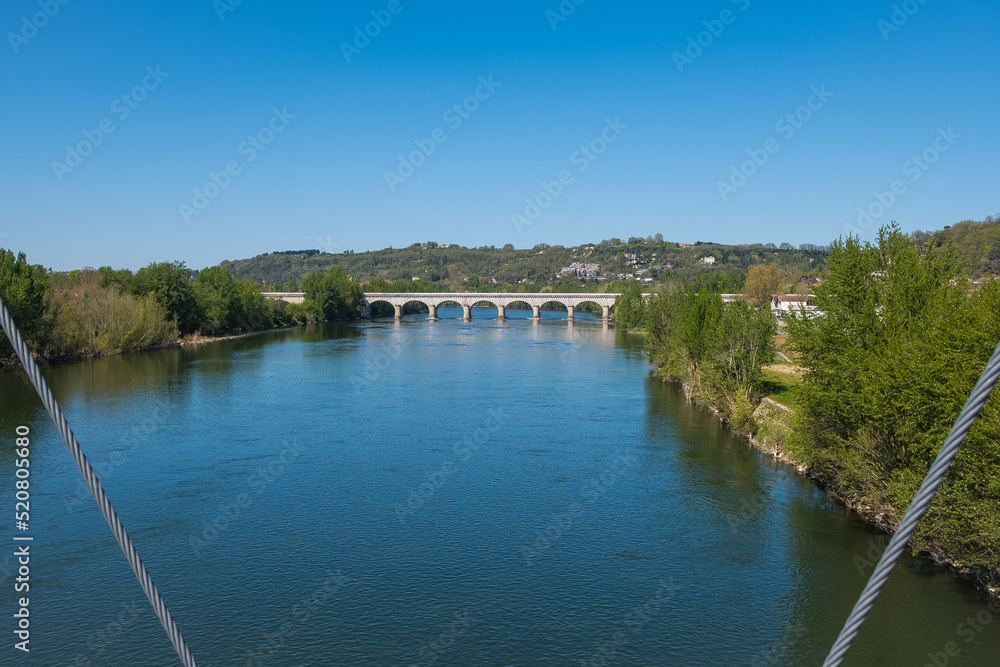 Pont latéral à la Garonne près de la ville d'Agen dans le département de Lot et Garonne