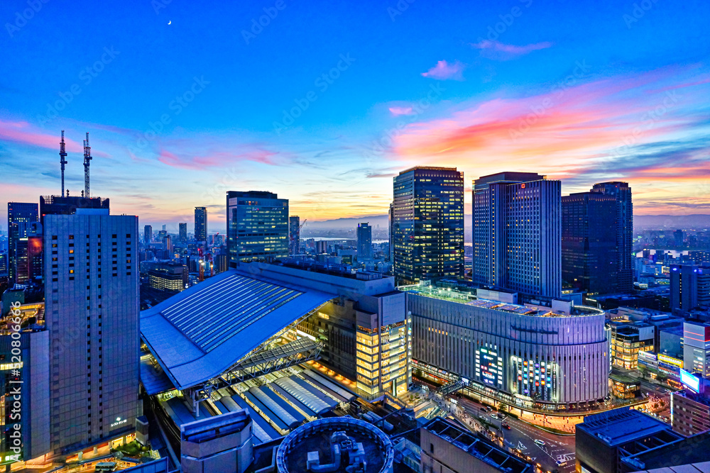 Fototapeta premium 美しいマジックアワーに輝く大阪夕景 【大阪風景】