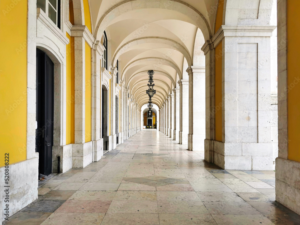 Obraz premium Looking Through an Archway in Lisbon