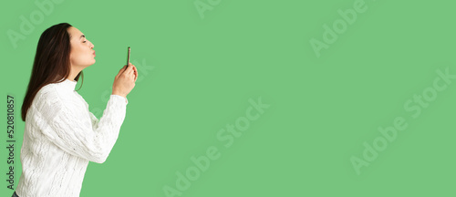 Woman kissing screen of mob...