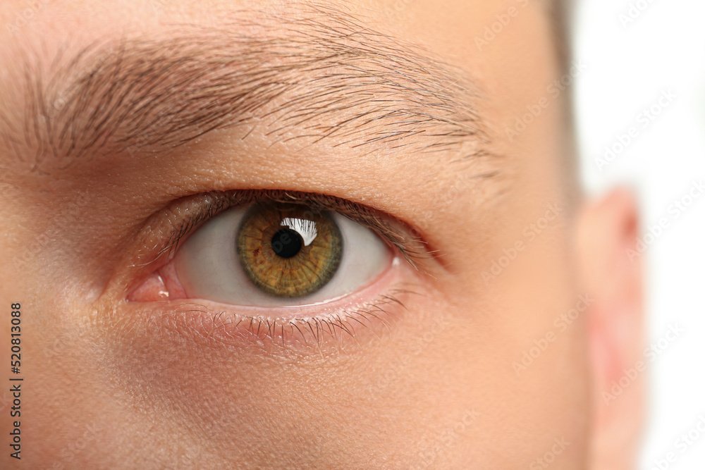 Obraz premium Closeup view of man with beautiful eye on blurred background