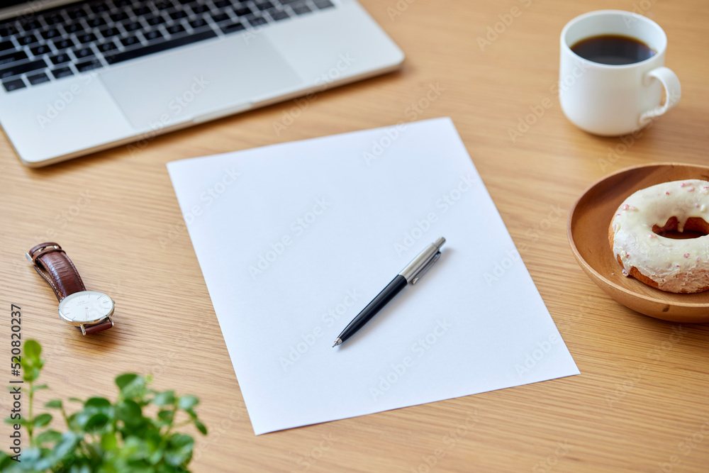 机の槽に置かれた仕事道具