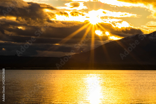 Pôr do sol brilhante e relaxante photo