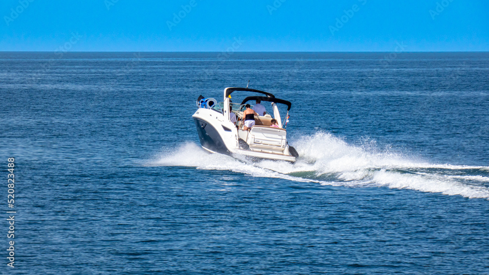Fototapeta premium schnelles Motorboot mit schäumender Gischt auf dem Meer