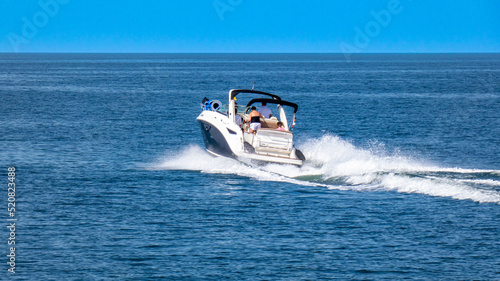 schnelles Motorboot mit schäumender Gischt auf dem Meer © HK Fotografie