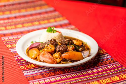 Fotografie Deliciosa comida peruana en restaurante