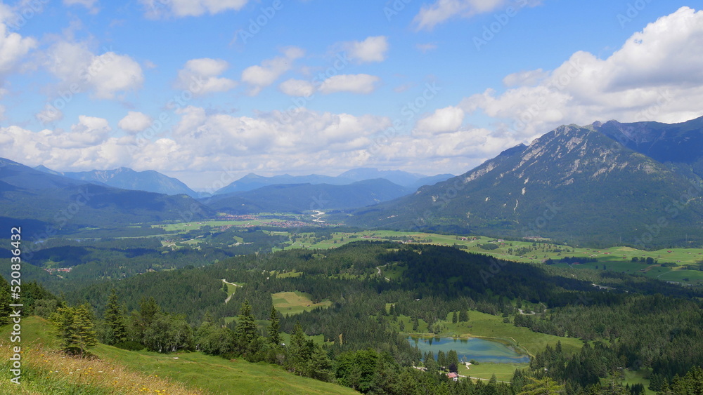 Ausblick vom Kranzberg auf das Estergebirge, Soierngruppe, Karwendel Wildensee, Krün und Wallgau