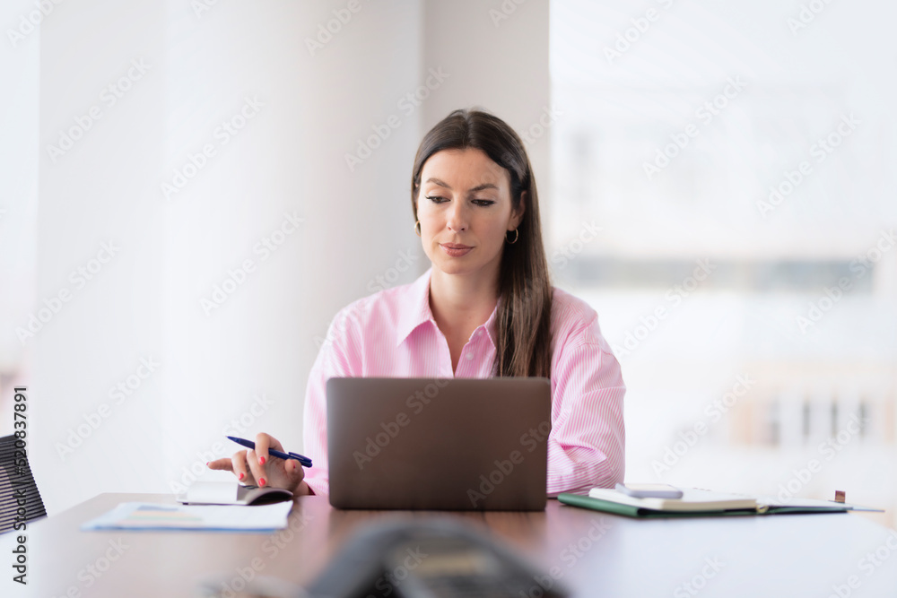 Obraz premium Executive businesswoman working on laptop at the office