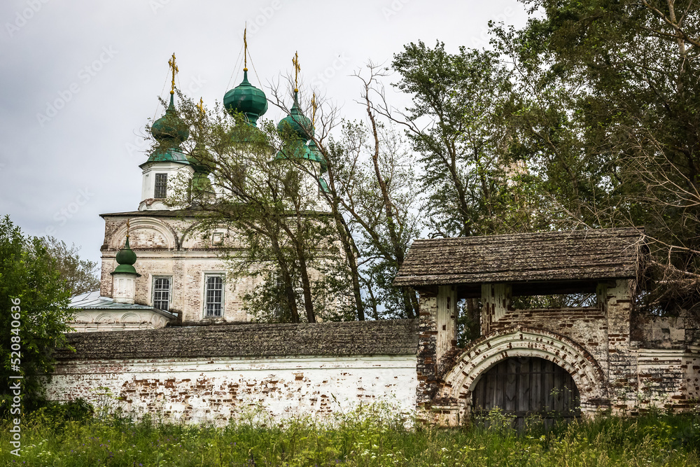 Obraz premium Russia, Vologda Oblast, Morozovitsa, 07. 21.2017. Russian Orthodox Troitse-Gledensky Monastery in the village of Morozovitsa near the town Veliky Ustyug in summer