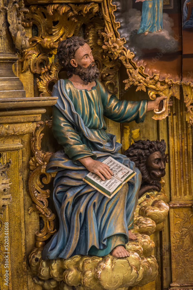 Obraz premium Russia Vologda Oblast Morozovitsa 07 21 2017 The fragment of 18th century wooden baroque iconostasis in the orthodox Troitse-Gledensky Monastery in the village of Morozovitsa near Veliky Ustyug