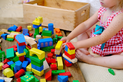 Foto smart little child, girl 3 years old playing with educational toy, wooden geomet