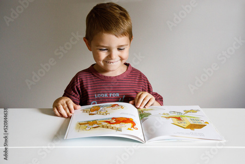 Nauka czytania, nauka liter, dzieci czytają, cudowne dziecko, szczęśliwe dziecko czyta w domu i nauka przedszkolna, ochota na szkołę © medialne-centrum.pl