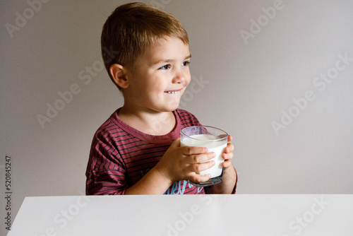 Zdrowie, zdrowa dieta dla dzieci, dziecko pije mleko, chłopiec lubi mleko, szklanka mleka jest zdrowa, zdrowe dziecko to szczęśliwe dziecko 